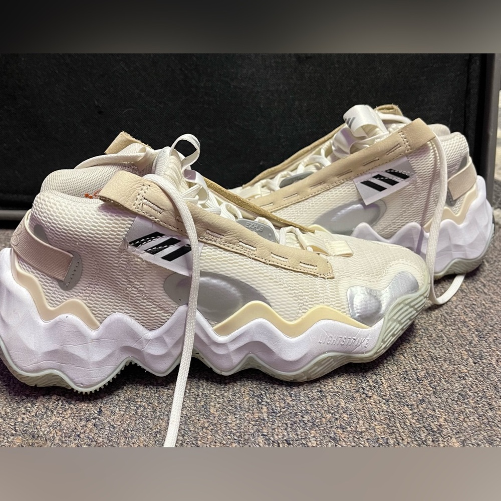 lightly worn, but still in very nice condition
 Needed a larger size, too small